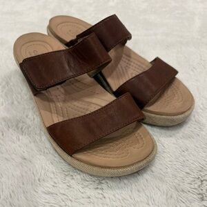 Crocs A-Leigh Leather Wedge Sandals
Size: Women’s 7
Color: Rich Brown / Tan